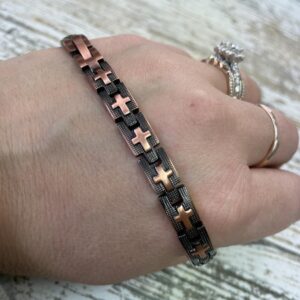 This stunning magnetic copper bracelet will assist your body to heal in multiple ways.