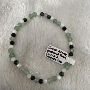 This green gemstone bracelet will assist in healing your body's HEART Chakra energy center, which governs your heart, thymus gland, lymph, immune system, lungs, bronchia, secondary circulatory system, arms, and hands. The green centre connects us to unconditional love, compassion, and kindness; and balances our overall energy.