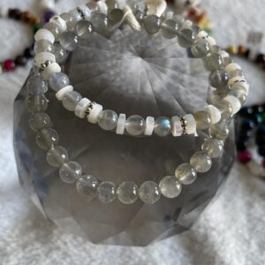 This labradorite bracelet may be fruitful for the lungs and helps get rid of respiratory problems, colds, and bronchitis. It also treats brain and eye disorders, stimulates mental perception, and reduces anxiety, tension, depression, and stress.