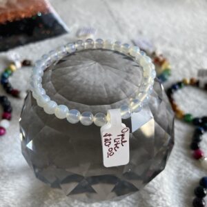 This Opalite bracelet has healing properties for emotional, spiritual and physical health, such as clearing old baggage, improving communication and stimulating creativity.