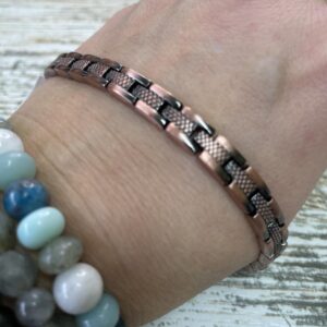 This stunning magnetic copper bracelet will assist your body to heal in multiple ways.