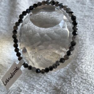 This stunning labradorite bracelet is fruitful for the lungs and helps get rid of respiratory problems, colds, and bronchitis. It also treats brain and eye disorders, stimulates mental perception, and reduces anxiety, tension, depression, and stress.