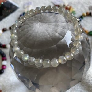 This labradorite bracelet may be fruitful for the lungs and helps get rid of respiratory problems, colds, and bronchitis. It also treats brain and eye disorders, stimulates mental perception, and reduces anxiety, tension, depression, and stress.