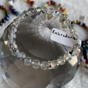 This labradorite bracelet may be fruitful for the lungs and helps get rid of respiratory problems, colds, and bronchitis. It also treats brain and eye disorders, stimulates mental perception, and reduces anxiety, tension, depression, and stress.
