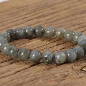 This Labradorite bracelet is fruitful for the lungs and helps get rid of respiratory problems, colds, and bronchitis. It also treats brain and eye disorders, stimulates mental perception, and reduces anxiety, tension, depression, and stress.