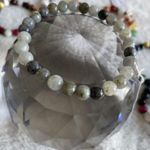 This labradorite bracelet may be fruitful for the lungs and helps get rid of respiratory problems, colds, and bronchitis. It also treats brain and eye disorders, stimulates mental perception, and reduces anxiety, tension, depression, and stress.