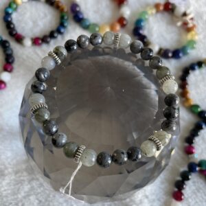 This labradorite bracelet may be fruitful for the lungs and helps get rid of respiratory problems, colds, and bronchitis. It also treats brain and eye disorders, stimulates mental perception, and reduces anxiety, tension, depression, and stress.