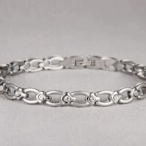 This gorgeously stunning silver magnetic bracelet is lined with 3500 Gaus magnets that are known to assist the body to reduce inflammation and pain.