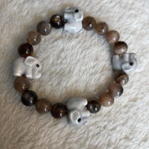 This beautiful Elephant & mixed sunstone bracelet is fruitful for healing, spiritual guidance, and protection from negative energies. It also helps with self-confidence and emotional balance.