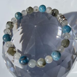 This Apatite & Labradorite bracelet offers physical healing powers, especially for bone and joint issues. It may also reduce weight by decreasing appetite and increasing metabolism. It stimulates the immune system and aids in treating allergies and other immunological-related illnesses. Helping with communication, self-expression, and creativity.