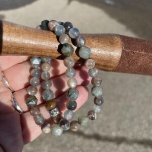 This beautiful mixed sunstone & labradorite bracelet is fruitful for healing, spiritual guidance, and protection from negative energies. It also helps with self-confidence and emotional balance.