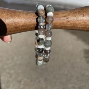 This beautiful mixed sunstone & labradorite & mother of pearl bracelet is fruitful for healing, spiritual guidance, and protection from negative energies. It also helps with self-confidence and emotional balance.