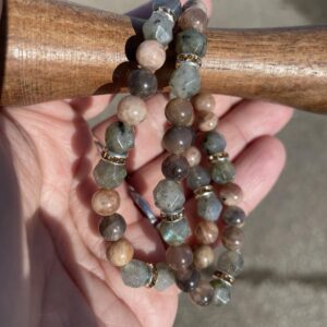 This beautiful mixed sunstone & labradorite bracelet is fruitful for healing, spiritual guidance, and protection from negative energies. It also helps with self-confidence and emotional balance.