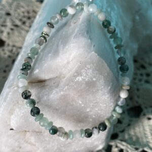 This GREEN Spritz 4mm Energy Bracelet will assist your body to heal its Heart Chakra energy center, which governs your heart, thymus gland, lymph, immune system, lungs, bronchia, secondary circulatory system, arms, and hands. The green center connects us to unconditional love, compassion, and kindness; and balances our overall energy.