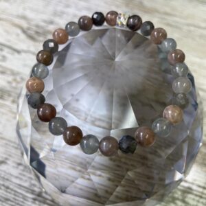 This beautiful mixed sunstone & labradorite bracelet is fruitful for healing, spiritual guidance, and protection from negative energies. It also helps with self-confidence and emotional balance.
