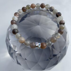 This beautiful mixed sunstone & labradorite bracelet is fruitful for healing, spiritual guidance, and protection from negative energies. It also helps with self-confidence and emotional balance.