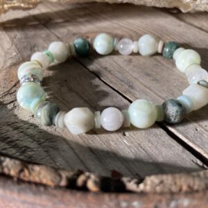 This Moonstruck Seashells Energy Bracelet will assist your body to heal its Heart Chakra energy center, which governs your heart, thymus gland, lymph, immune system, lungs, bronchia, secondary circulatory system, arms, and hands. The green center connects us to unconditional love, compassion, and kindness; and balances our overall energy.