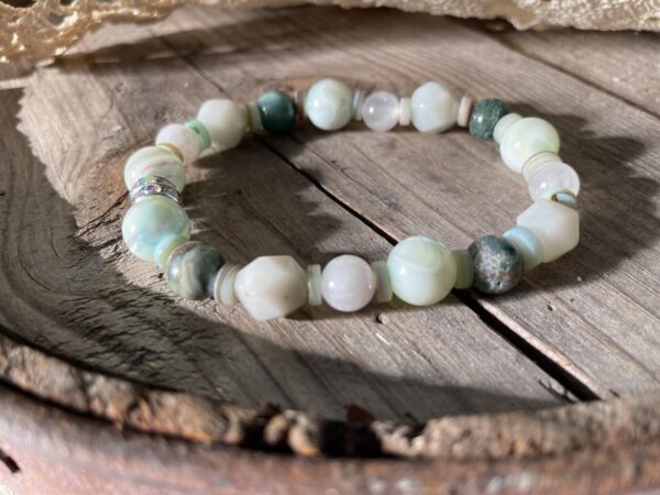 This Moonstruck Seashells Energy Bracelet will assist your body to heal its Heart Chakra energy center, which governs your heart, thymus gland, lymph, immune system, lungs, bronchia, secondary circulatory system, arms, and hands. The green center connects us to unconditional love, compassion, and kindness; and balances our overall energy.