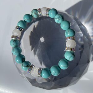 This turquoise & moonstone bracelet may assist the body to become in harmony by aiding the absorption of nutrients, enhancing the immune system, and stimulating the regeneration of tissue.